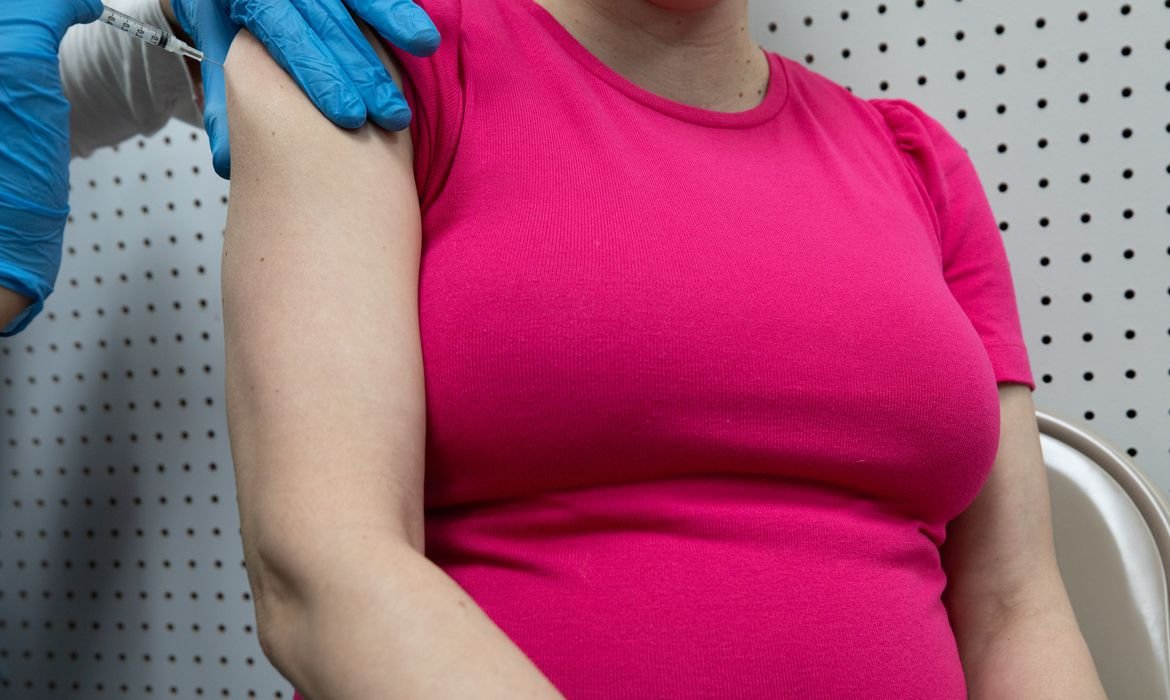 Vacinação de grávidas contra covid-19 pode proteger bebês