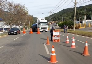 Barreiras voltam a funcionar e shopping , mercado e galerias têm novas restrições