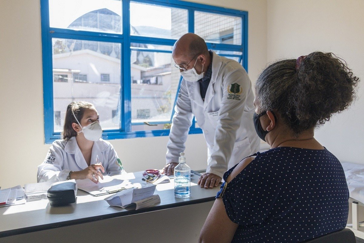 Acadêmicos de Medicina da PUC Minas prestam atendimentos na rede pública de Poços de Caldas