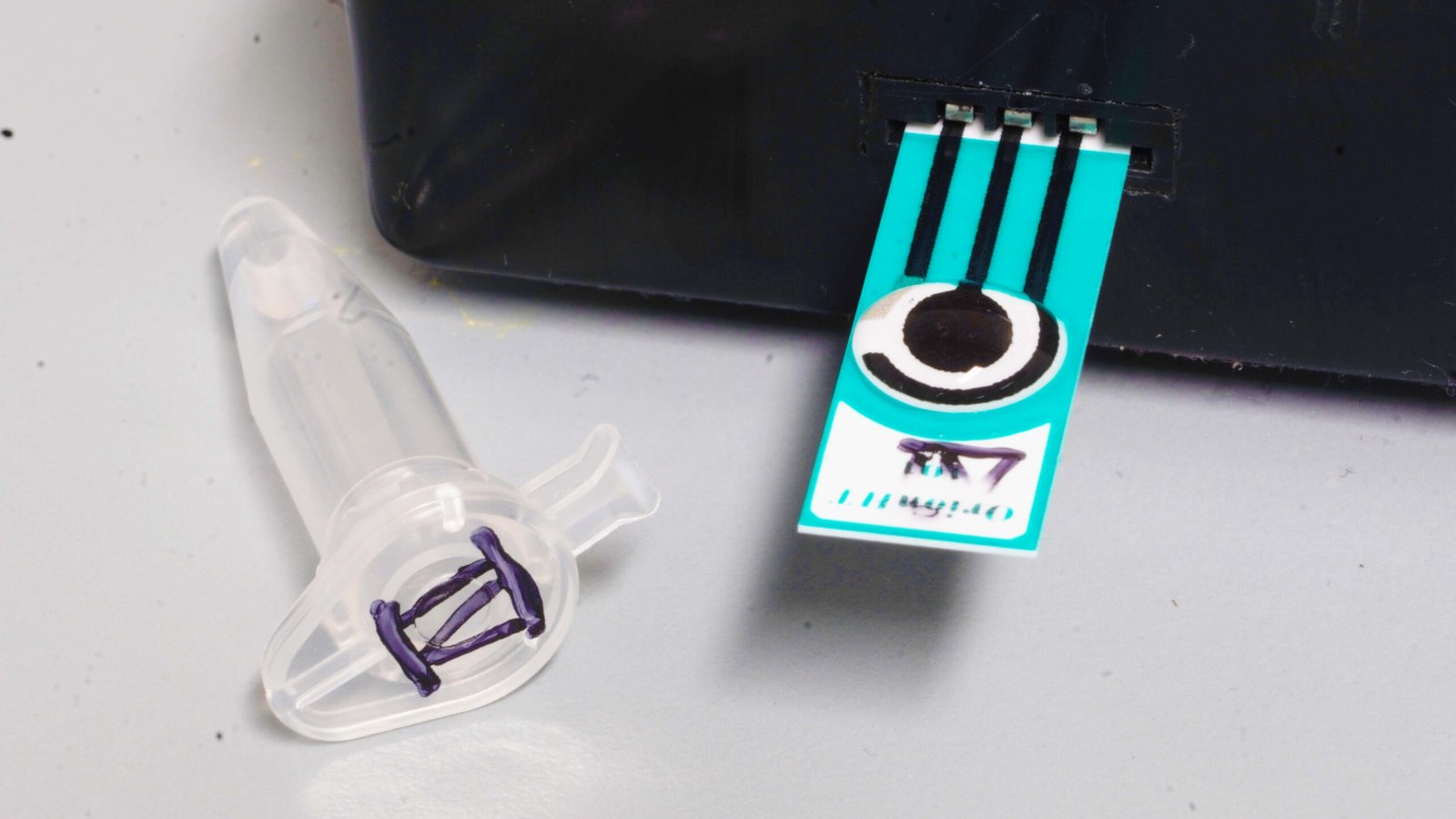Sensor desenvolvido na UNIFAL-MG possibilita diagnóstico diferencial do vírus da Dengue e Zika usando impressão molecular para obter anticorpos plásticos; estudo ganhou repercussão em revista internacional