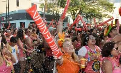 Carnaval de Poços de Caldas: A Cidade se Transforma num Mar de Alegria!